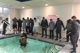 Marcus Johnson foi batizado na piscina do hotel antes do jogo de futebol. (Foto: Reprodução/Twitter)