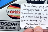 Bilhete com reflexão bíblica que Dale Earnhardt Jr. carregou em seu carro durante uma das corridas. (Foto: Twitter)