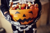 Pedir doces de porta em porta é uma tradição do Halloween. (Foto: NPR)