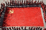 Estudantes ao redor de uma bandeira do Partido Comunista Chinês, na província de Shandong. (Foto: Reuters)