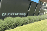 As pessoas que praticaram o vandalismo chamaram os cristãos de "fanáticos". (Foto: Coalition for marriage Australia).