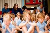Alunos oram em escola primária europeia. (Foto: Crayke Primary School)