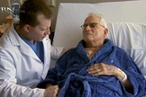 Médico ora com paciente em hospital. (Foto: CBN News)