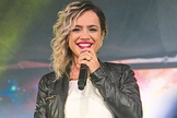 Daniela Araújo é cantora e compositora. (Foto: Comunhão)