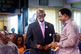 O candidato a presidente foi recebido pelo pastor TB Joshua em sua igreja. (Foto: Reprodução/Facebook/TB Joshua Ministries)