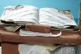 Bíblia queimada tem manchetes de abusos sexuais cometidos por pastores e padres coladas nela. (Foto: Portal Cambé)