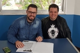 Chris Boni no momento da assinatura de contrato com Ricardinho Carvalho, diretor da Nova Fase Music (Foto: Divulgação).