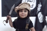 Garoto de três anos segura faca nas mãos e é filmado pelos próprios pais. (Foto: Daily Mail)