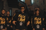 Dirigido pela agência Code Visual, o clipe conta com as participações especiais. (Foto: Reprodução).