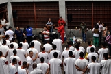 O batismo foi realizado no presídio José Maria Martinho Drumond, em Ribeirão das Neves (MG). (Foto: Jean Assis).