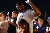 Pessoas participam de vigília, orando pelas famílias e sobreviventes do massacre na Primeira Igreja Batista de Sutherland Springs. (Foto: Reuters/Mohammad Khursheed_