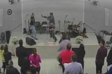 No vídeo pode-se ouvir os gritos dos fiéis durante a investida contra o líder. (Foto: Reprodução).