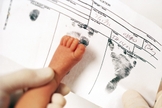 Bebê recebendo seus primeiros registros após, exames iniciais no hospital. (Foto: life.hu)