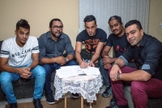 A banda é formada pelo vocalista Adriano Carmo, os guitarristas Jeff Viveiros e Wellington Duellis, o baixista Fernando Reis e o baterista Matheus Carmo. (Foto: Divulgação).