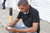 Maxshuell Vander Alves lê sua Bíblia antes de entrar para fazer a prova do Enem, em Teresina. (Foto: Arthur Ribeiro - G1)