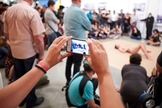 Performance com homem nu envolvendo crianças durante evento do Museu de Arte Moderna gerou grande polêmica nas redes sociais. (Foto: O Globo)