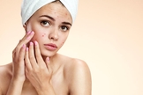 A remoção forçada da acne mais prejudica do que ajuda a pele. (Foto: Reprodução)