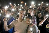 População se reúne em vigília após atirador ter matado 26 pessoas em igreja do Texas. (Foto: scmp.com)