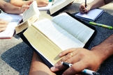 Estudo Bíblico. (Foto: Religião - Cultura Mix)