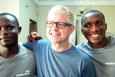 Ian Squire durante trabalho missionário na Nigéria, em 2015. (Foto: Caters)