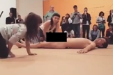 O vídeo da garota de apenas quatro anos tocando o homem nu durante um evento do MAM chocou o país ao final de setembro. (Imagem: Facebook)