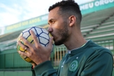 Neto se tornou uma peça importante na vida das famílias das vítimas. (Foto: Globo Esporte)