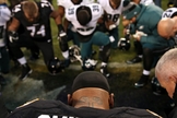 Steve Smith orando com jogadores da Philadelphia Eagles em Baltimore, Maryland. (Foto: Patrick Smith/Getty Images)