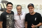 O presidente da Warner Music Brasil, Sérgio Affonso, e a dupla André e Felipe. (Foto: Divulgação).