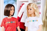 Bonecas da linha Barbie aparecem vestidas com camisas de uma campanha LGBT, que diz "O Amor Vence". (Foto: Instagram)