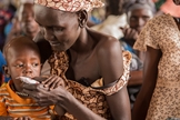Mãe alimenta criança no Sudão. (Foto: UNHCR Tracks)
