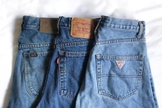 Especialistas dão dicas para prolongar a qualidade do seu jeans. (Foto: Reprodução/Instagram/@reusebrecho)