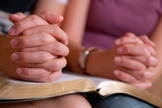 Casal medita junto sobre a Bíblia. (Foto: Ministério Nissí)