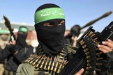 Terroristas ligados ao Hamas desfilam com armas. (Foto: Jornal Correio do Brasil)
