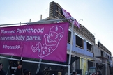 Manifestantes fazem protesto contra a Planned Parenthood nos EUA. (Foto: The Blaze)