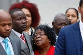 Judy [ao centro], mãe de Walter Scott, é consolada por seu filho Rodney, após o julgamento do ex-oficial Michael Slager. (Foto: AP Photo/Mic Smith)