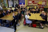 Crianças do ensino fundamental do Reino Unido. (Foto: REUTERS)