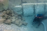 Mergulhador busca vestígios da cidade grega de Corinto. (Foto: Lechaion Harbour Project)