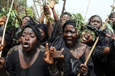 Nigerianos protestam contra a onda de violência perpetrada por grupos terroristas, como o Boko Haram e os Fulani. (Foto: cnn.com)
