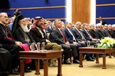 Rei Abdullah II da Jordânia [4º a partir da esquerda] em evento com líderes cristãos no rio Jordão. (Foto: Amel Pain/AFP)