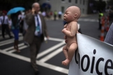 Boneca é usada em protesto contra o aborto, nos EUA. (Foto: Reuters)