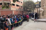 Pessoas se reúnem na cena do ataque no sul do Cairo, no Egito. (Foto: Xinhua/REX/Shutterstock)