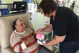 Renata foi diagnosticada em 2012 e, mesmo durante seu tratamento, começou a ajudar outros pacientes. (Foto: Reprodução/YouTube).