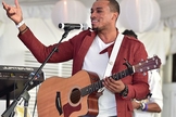 Jonathan McReynolds é cantor cristão e tem se empenhado em estimular as igrejas a debaterem sobre questões 'delicadas', mas relevantes. (Foto: Pinterest)