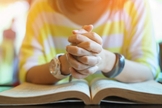 Menos da metade das pessoas que oram acreditaram que Deus ouve suas orações. (Foto: Alamy)