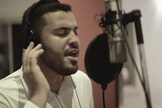 Produzida por Alessandro Dourado, a música foi escrita pelo próprio cantor. (Foto: Divulgação).