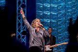 Ana Paula Valadão canta 'Be Exalted' em gravação da Life Fellowship Worship. (Foto: Reprodução).
