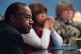 Ben Carson lidera um grupo de estudo bíblico com outros secretários do governo Trump. (Foto: Reuters)