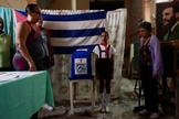 Oficiais do governo cubano cantam hino nacional antes de iniciar as eleições. (Foto: REUTERS/ALEXANDRE MENEGHINI)