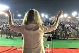 Anne Graham Lotz prega para multidão na Índia, em 2018. (Foto: INSTAGRAM/ANNE GRAHAM LOTZ)