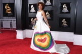 Joy Villa usou um vestido estampado com um bebê no útero da mãe e uma bolsa com as palavras "Escolha a Vida", em inglês. (Foto: Getty Images).